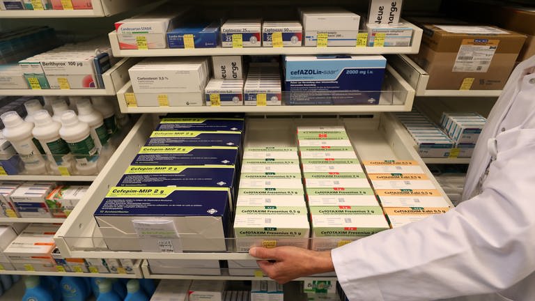 In den Apotheken werden die Erkältungsmedikamente knapp, jetzt sollen Krankenkassen mehr zahlen. (Foto: dpa Bildfunk, picture alliance/dpa/dpa-Zentralbild | Bernd Wüstneck)