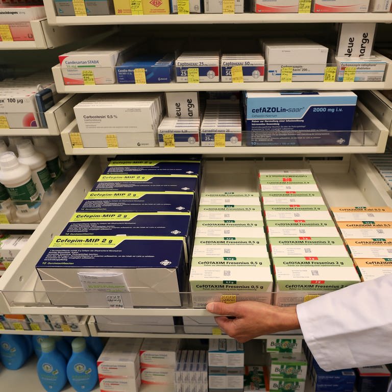 In den Apotheken werden die Erkältungsmedikamente knapp, jetzt sollen Krankenkassen mehr zahlen. (Foto: dpa Bildfunk, picture alliance/dpa/dpa-Zentralbild | Bernd Wüstneck)