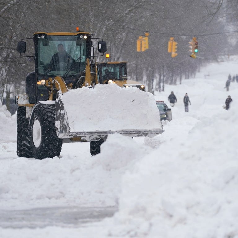 nach dem Schneesturm in den USA wird schweres Gerät eingesetzt, um die Straßen frei zu räumen. (Foto: dpa Bildfunk, picture alliance/dpa/The Buffalo News | Derek Gee)