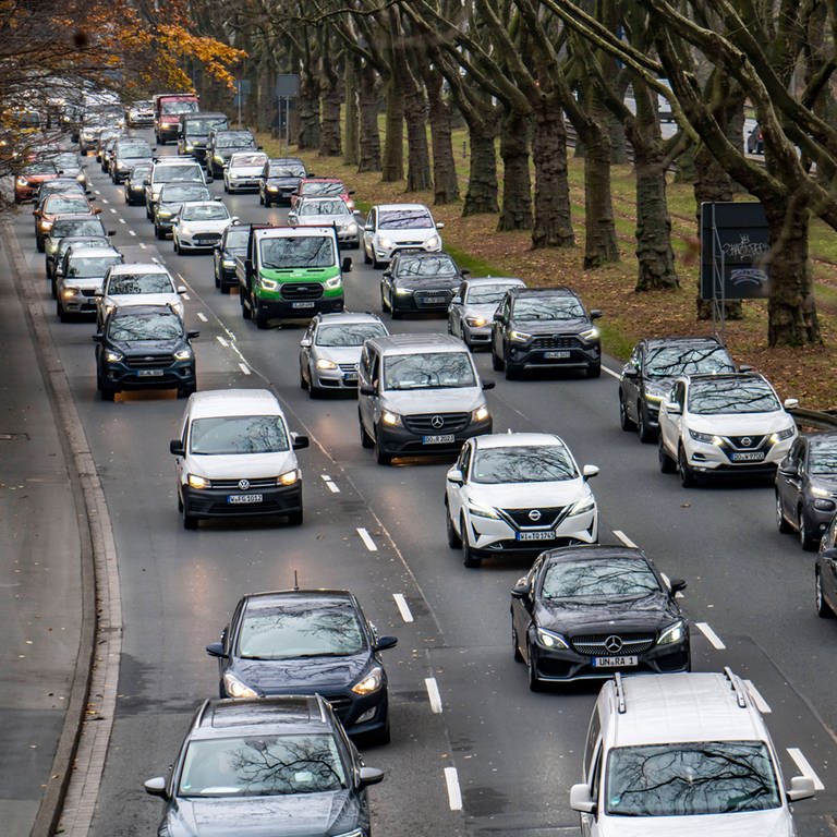Viele Autos stauen sich auf einer dreispurigen Straße. (Foto: IMAGO, IMAGO / Jochen Tack)