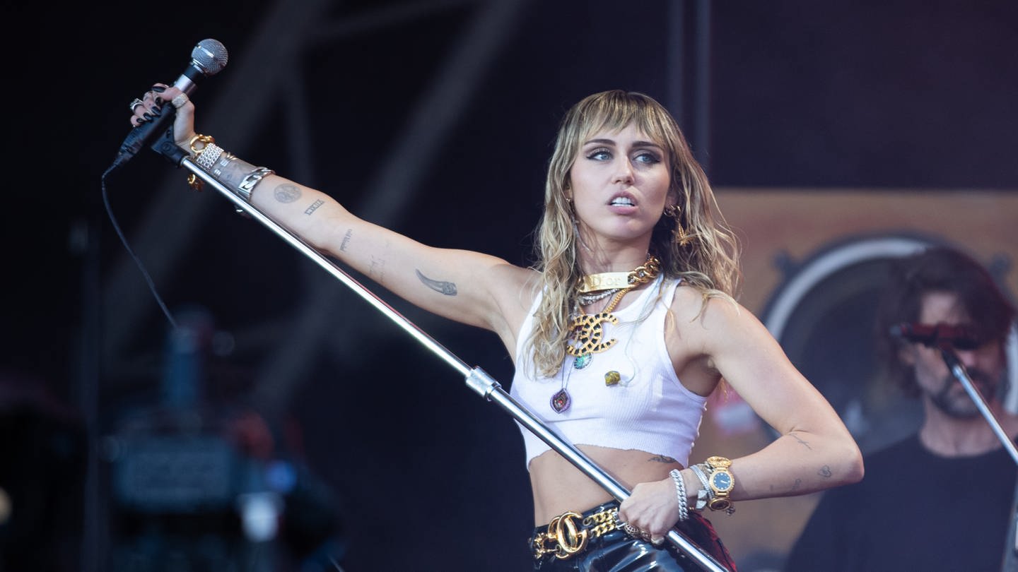 Miley Cyrus tritt am fünften Tag des Glastonbury Festivals auf der Worthy Farm in Somerset auf.