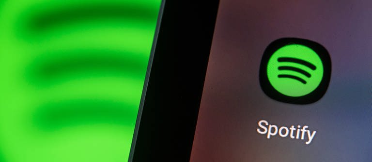 Auf dem Bildschirm eines Smartphones sieht man das Logo der App Spotify. (Foto: dpa Bildfunk, picture alliance/dpa | Fabian Sommer)
