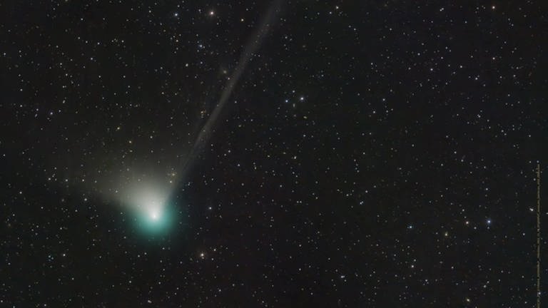 Das Bild zeigt den Kometen C/2022 E3 (ZTF). Der Komet kommt nur alle rund 50 000 Jahre vorbei und könnte in den kommenden Tagen mit bloßem Auge am Nachthimmel zu sehen sein. (Foto: dpa Bildfunk, picture alliance/dpa/Dan Bartlett | Dan Bartlett)