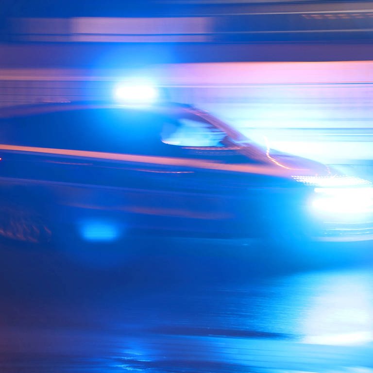 Polizeiauto verschwommen (Foto: IMAGO, IMAGO / Maximilian Koch)
