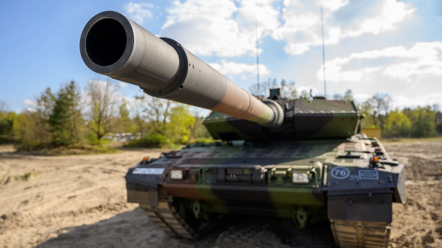 Ein Kampfpanzer der Bundeswehr vom Typ Leopard 2 A7V steht auf dem Übungsplatz.