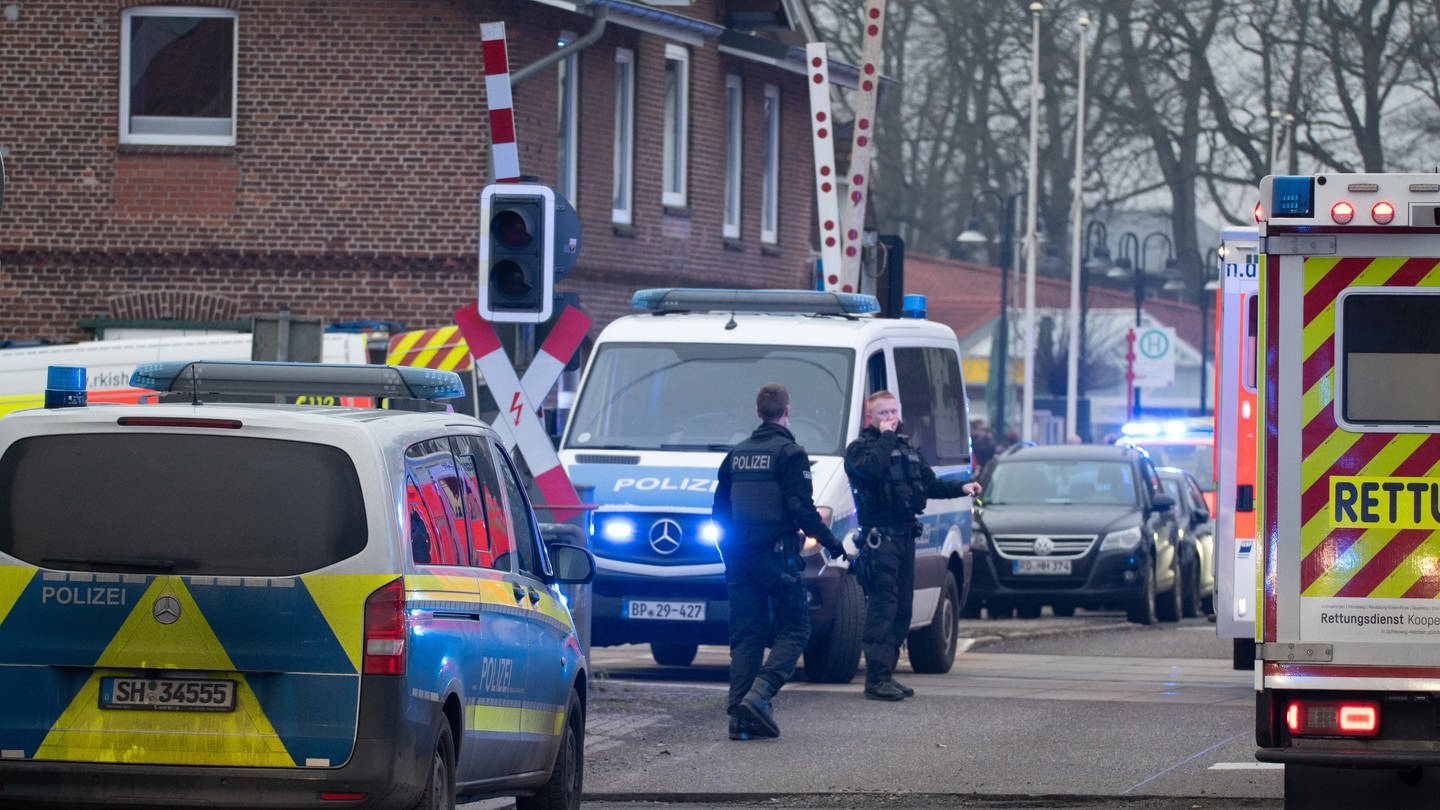 Einsatzkräfte der Polizei und Rettungsdienste sind an einem Bahnübergang am Bahnhof Brokstedt im Einsatz. (Foto: dpa Bildfunk, picture alliance/dpa | Jonas Walzberg)