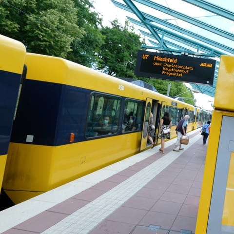 U-Bahn in Stuttgart - die Stadt will ihren Mitarbeitenden das 49-Euro-Ticket bezahlen. (Foto: dpa Bildfunk, picture alliance/dpa | Bernd Weißbrod)