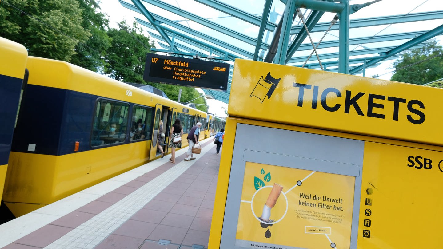 U-Bahn in Stuttgart - die Stadt will ihren Mitarbeitenden das 49-Euro-Ticket bezahlen. (Foto: dpa Bildfunk, picture alliance/dpa | Bernd Weißbrod)