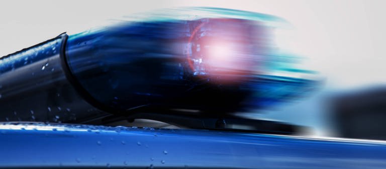 Blaulicht an einem Einsatzwagen der Polizei  (Foto: IMAGO, IMAGO / Fotostand)
