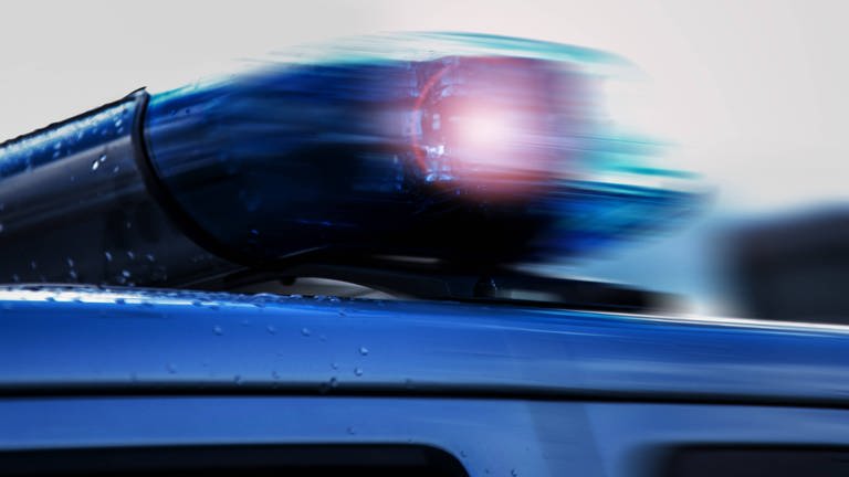 Blaulicht an einem Einsatzwagen der Polizei  (Foto: IMAGO, IMAGO / Fotostand)