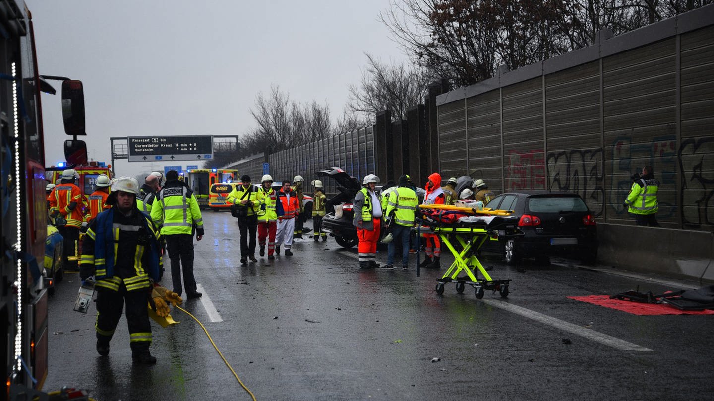 Rettungskräfte auf der A5 (Foto: dpa Bildfunk, picture alliance/dpa/PR Video | René Priebe)