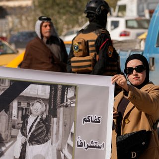 Demo im Irak nach "Ehrenmord" von Vater an YouTuberin Tiba Ali  (Foto: picture-alliance / Reportdienste, picture alliance/dpa/AP | Hadi Mizban)