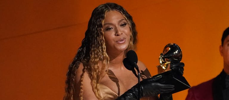 Beyonce nimmt den Preis für das beste DanceElectronic Music Album für "Renaissance" bei der Verleihung der 65. Grammy Awards entgegen. (Foto: dpa Bildfunk, Picture Alliance)