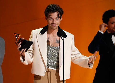 Harry Styles nimmt den Preis für das Album des Jahres für "Harry's House" bei der Verleihung der 65. Grammy Awards entgegen. (Foto: dpa Bildfunk, picture alliance/dpa/Invision/AP | Chris Pizzello)