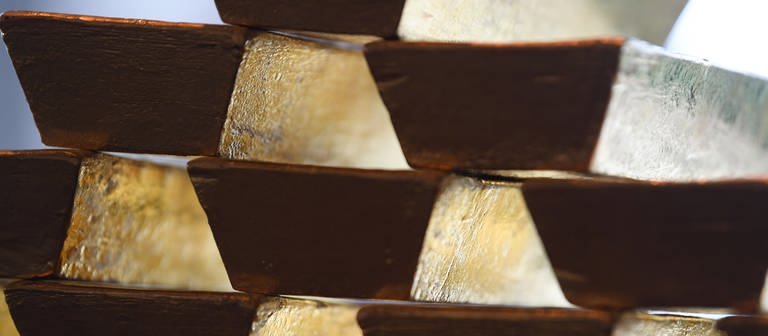 Goldbarren aufeinander gestapelt (Foto: dpa Bildfunk, picture alliance / Arne Dedert/dpa | Arne Dedert)