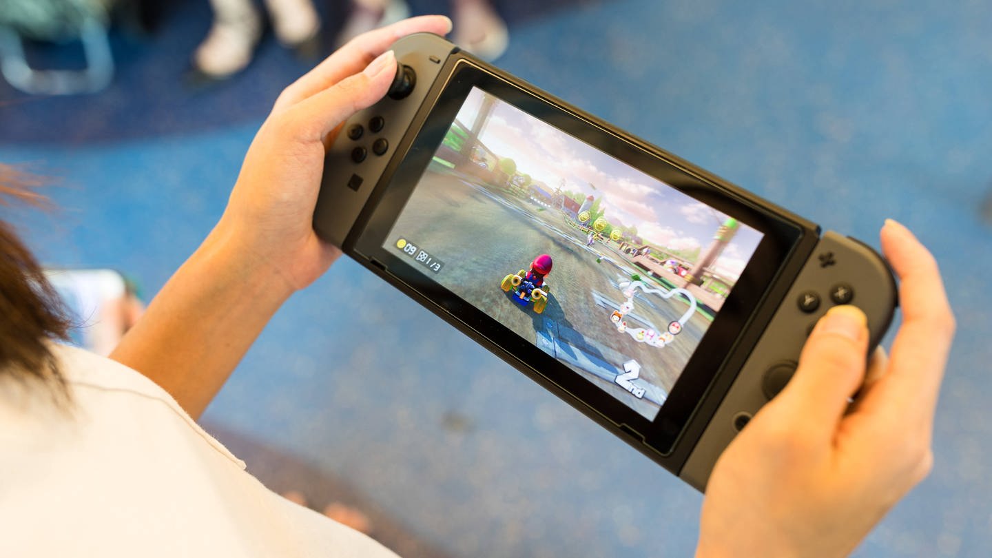 Eine Frau spielt mit der Nintendo Switch (Foto: IMAGO, IMAGO / YAY Images)