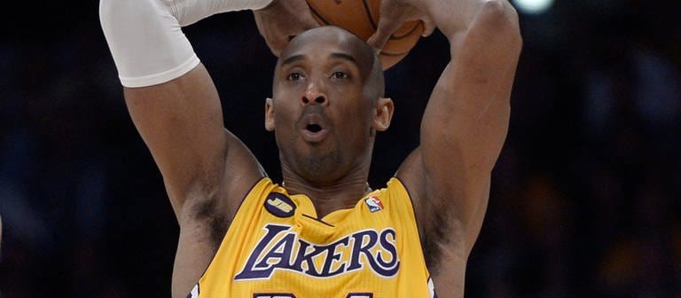 Kobe Bryant von den Los Angeles Lakers versucht, den Ball während der ersten Halbzeit eines NBA-Basketballspiels in Los Angeles zu passen. (Foto: dpa Bildfunk, picture alliance / dpa | Paul Buck)