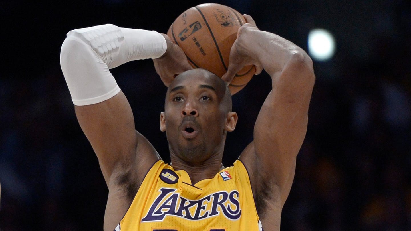 Kobe Bryant von den Los Angeles Lakers versucht, den Ball während der ersten Halbzeit eines NBA-Basketballspiels in Los Angeles zu passen. (Foto: dpa Bildfunk, picture alliance / dpa | Paul Buck)