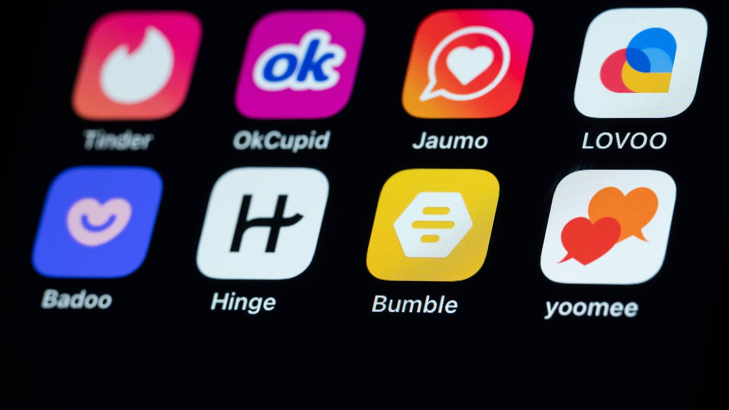 Dating Apps sind auf dem Display eines iPhone SE zu sehen. (Foto: IMAGO, IMAGO / Silas Stein)