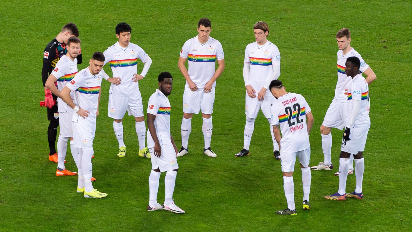 Schon einmal lief der VfB Stuttgart mit einem Regenbogen auf dem Trikot auf. (Foto: IMAGO, IMAGO / Eibner)