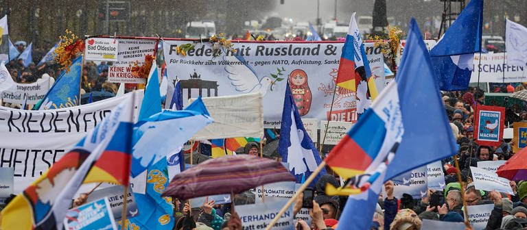 Berlin: Zehntausende demonstrieren gegen den Krieg in der Ukraine und fordern Friedensverhandlungen (Foto: IMAGO, IMAGO / epd)