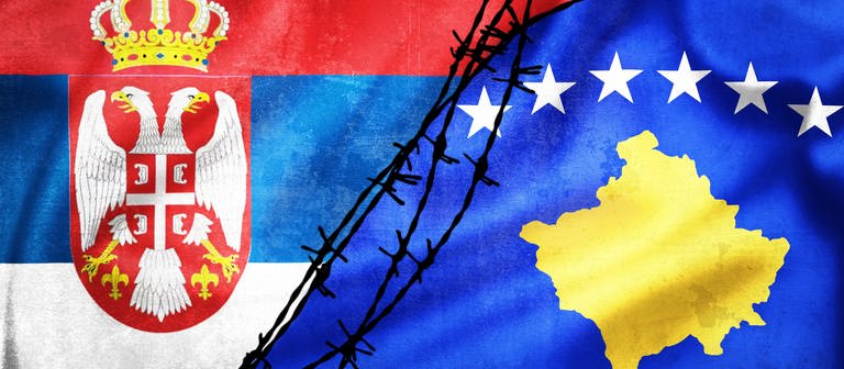Die Flaggen von Serbien und dem Kosovo getrennt durch einen Draht (Foto: IMAGO, Panthermedia)