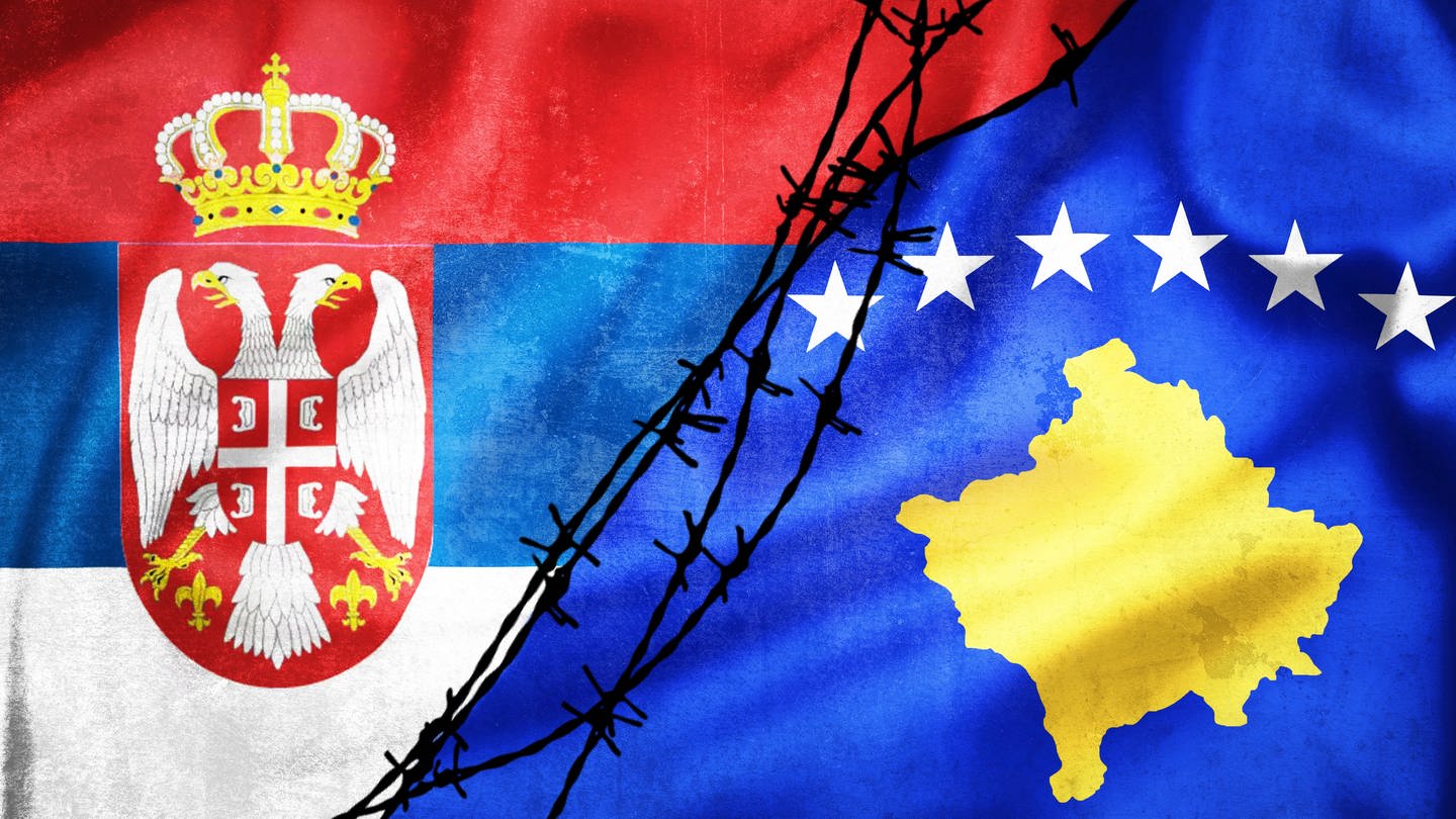 Die Flaggen von Serbien und dem Kosovo getrennt durch einen Draht (Foto: IMAGO, Panthermedia)