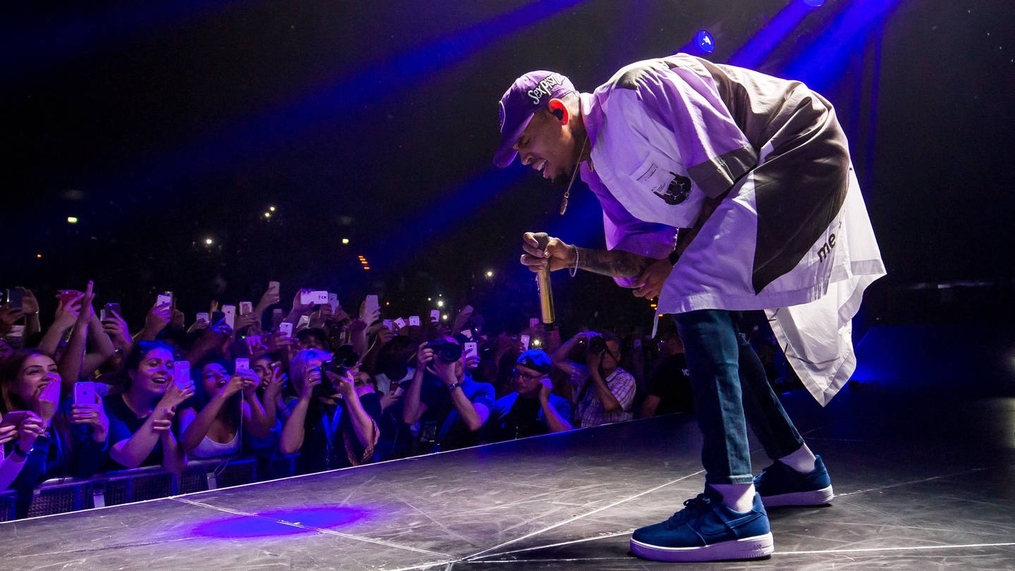 Der Rapper, Sänger und Musiker Chris Brown - geb. Christopher Maurice Brown - steht am 07. Juni 2016 in der Barclaycard Arena in Hamburg auf der Bühne. Konzert - Chris Brown in Hamburg (Foto: IMAGO, IMAGO / Manngold)