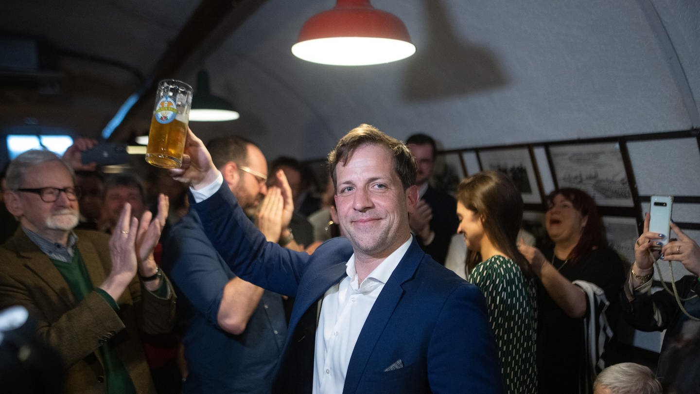 Der frisch gewählte neue Mainzer Oberbürgermeister Nino Haase auf seiner Wahlparty (Foto: dpa Bildfunk, picture alliance/dpa | Sebastian Gollnow)