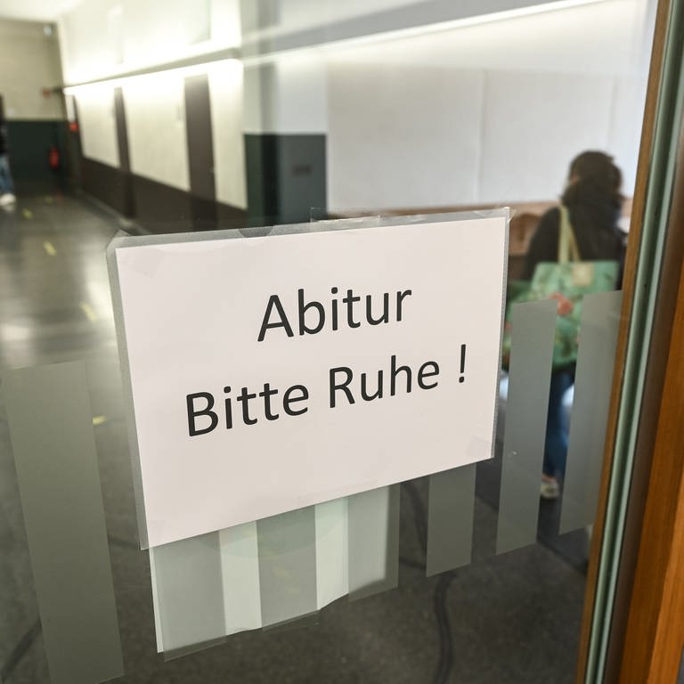 Ein Schild, auf dem "Abitur. Bitte Ruhe!" steht, hängt in einer Glastür. (Foto: dpa Bildfunk, picture alliance/dpa | Felix Kästle)