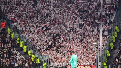 Fans des SC Freiburg beim Europa League-Siel gegen Juventus Turin (Foto: IMAGO, IMAGO / LaPresse)