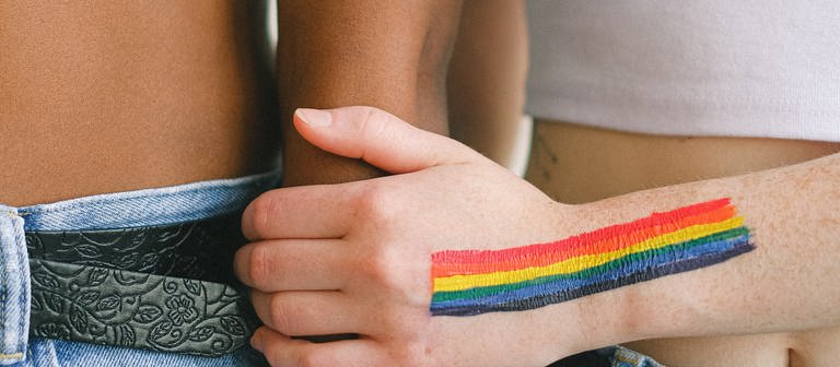 Bild lesbisches Paar Arm in Arm (Foto: Pexels / Anna Shvets)