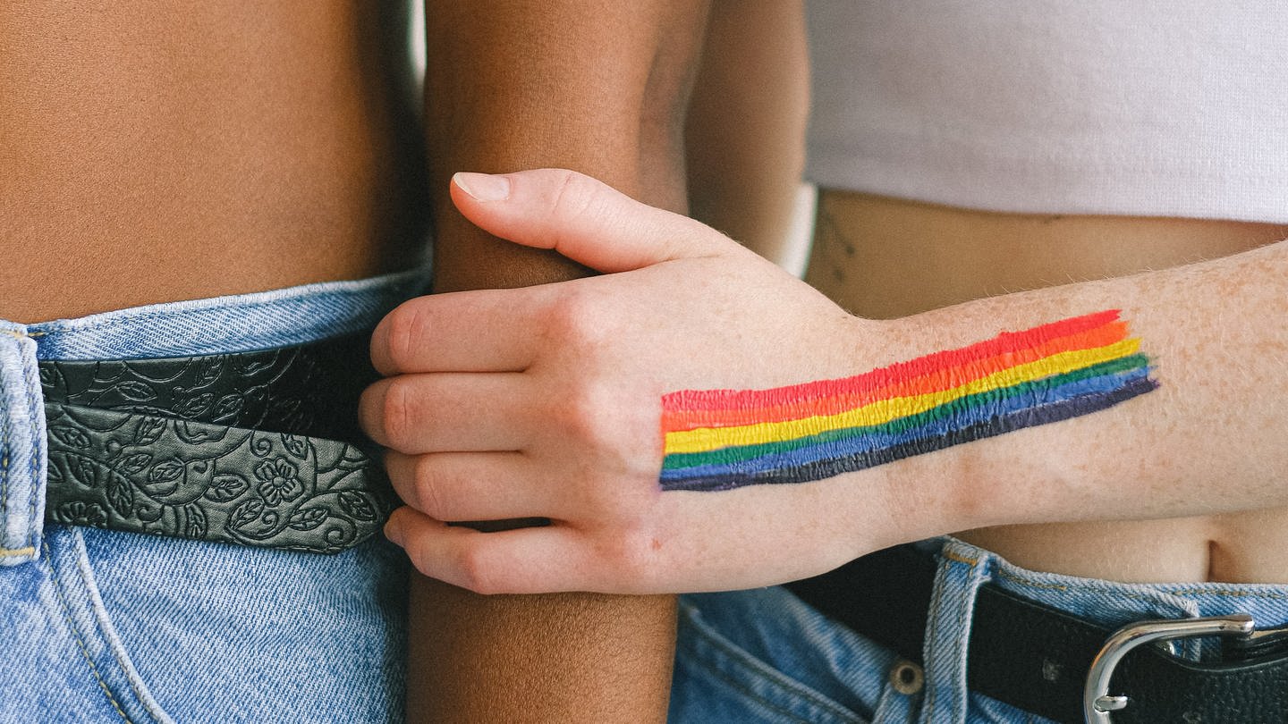 Bild lesbisches Paar Arm in Arm (Foto: Pexels / Anna Shvets)