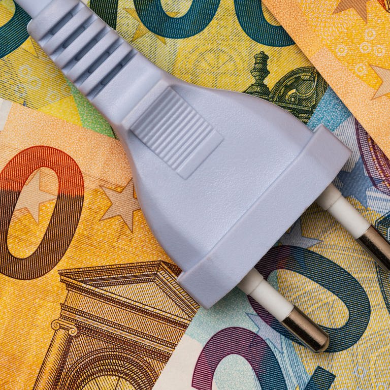Bild Stromstecker auf Euro-Geldscheinen (Foto: IMAGO, IMAGO / Panthermedia)