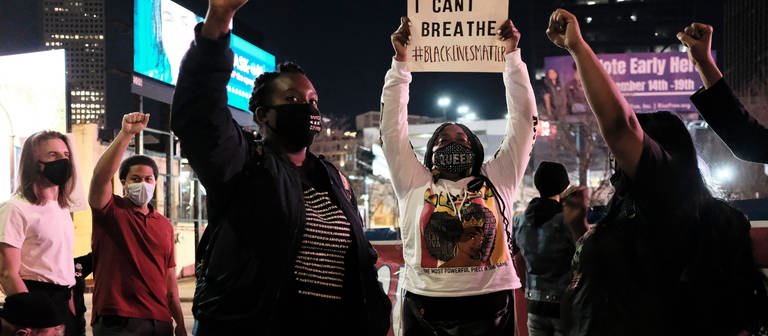 USA: Eine Gruppe von Demonstranten mit erhobenen Fäusten, einer hält ein Schild mit der Aufschrift I CAN T BREATHE BLACKLIVESMATTER (Foto: IMAGO, IMAGO / ZUMA Wire)