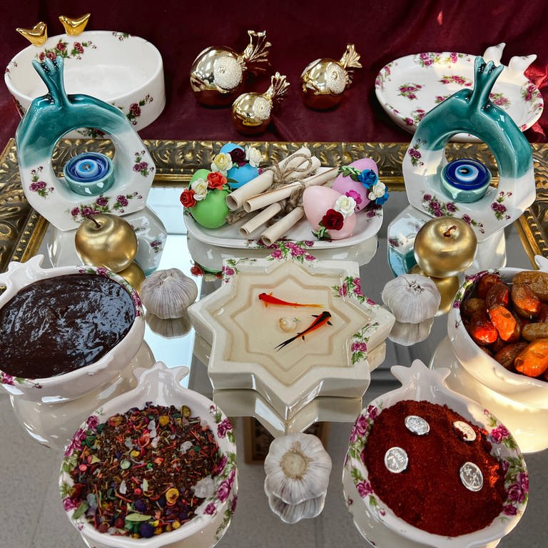 Traditioneller Newroz-Tisch (Foto: dpa Bildfunk, picture alliance / NurPhoto | Creative Touch Imaging Ltd)