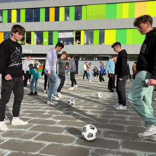 Schüler spielen Fußball auf dem Schulhof - viele muslimische Schüler fasten im Ramadan. (Foto: SWR)