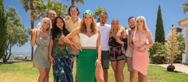Der Cast von "Temptation Island" 2023: V.l.: Sarah und Nico, Tatum und Louis, Moderatorin Lola Weippert, Adrian und Charleen, Adam und Loreen. (Foto: RTL / Frank J. Fastner)