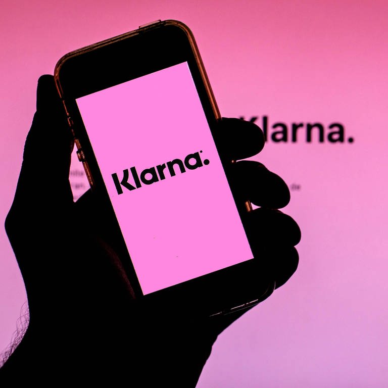 In dieser Abbildung ist ein Klarna Bank AB-Logo zu sehen, das auf einem Smartphone mit der Klarna Bank-Webseite im Hintergrund angezeigt wird. (Foto: IMAGO, ZUMA Wire)
