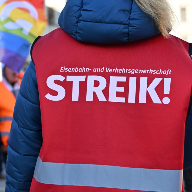 Streikweste der EVG (Foto: dpa Bildfunk, picture alliance/dpa | Martin Schutt)
