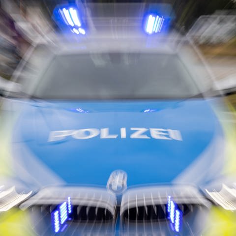 Blaulicht auf dem Dach eines Polizeiautos.  (Foto: dpa Bildfunk, picture alliance/dpa | Daniel Karmanns)