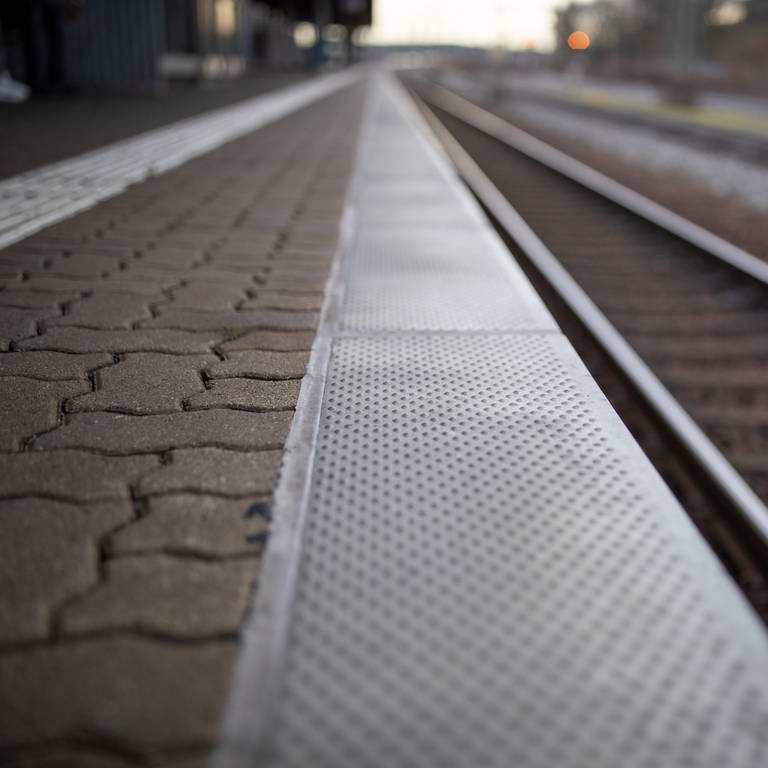 Ein Bahnsteig an einem Bahnhof.  (Foto: dpa Bildfunk, picture alliance/dpa | Daniel Karmann)
