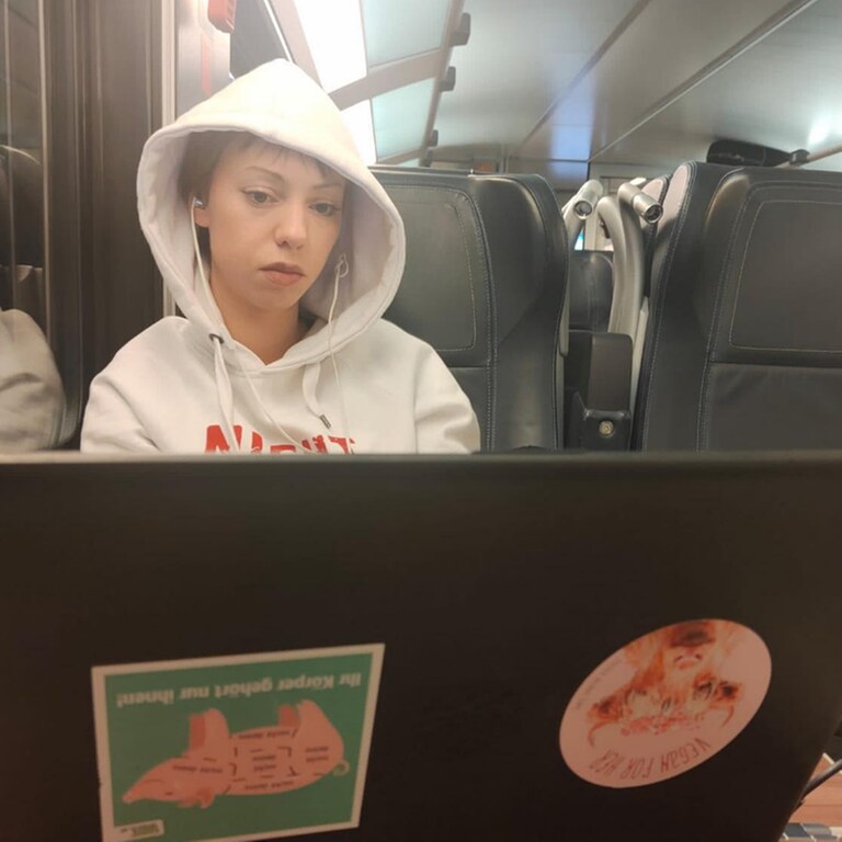 Militante Veganerin sitzt im Zug  (Foto: Instagram @diemilitanteveganerin)