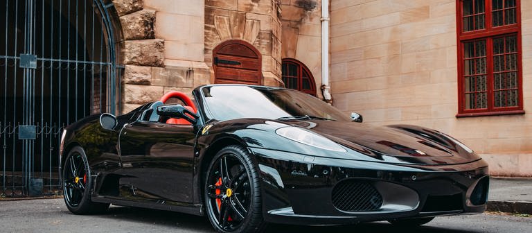 Schwarzer Ferrari (Foto: IMAGO, IMAGO / Wirestock)