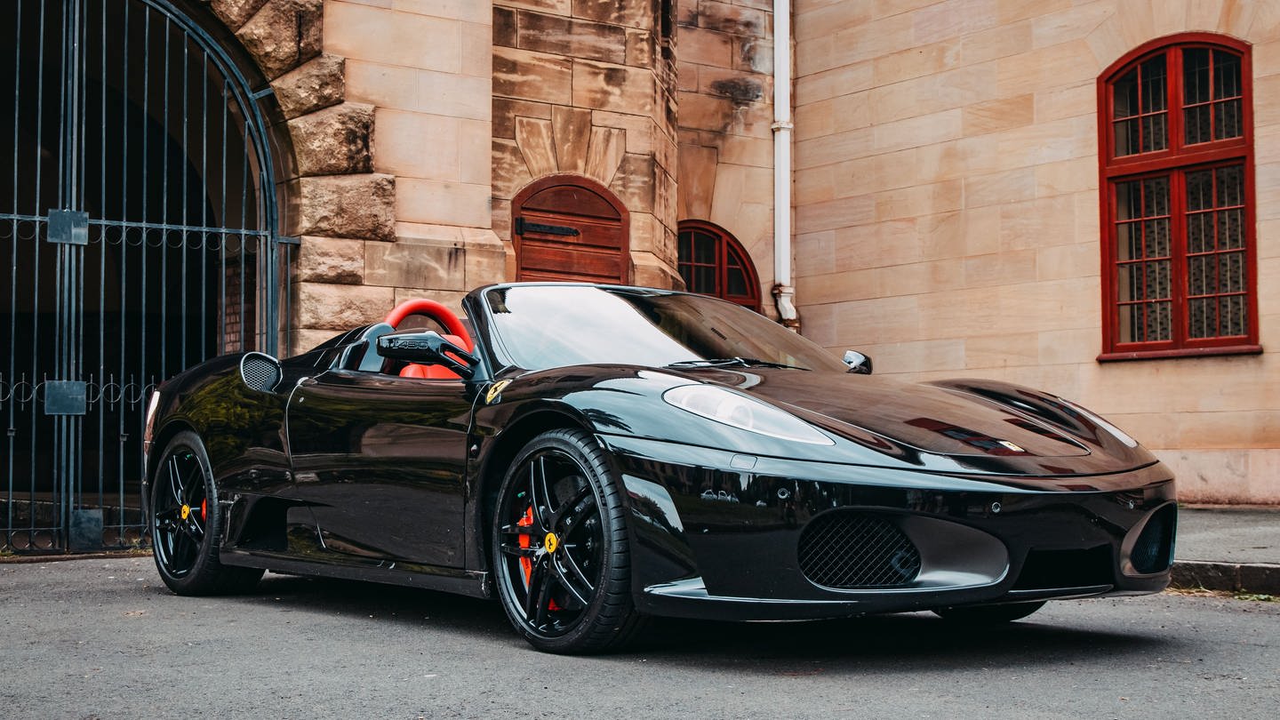 Schwarzer Ferrari (Foto: IMAGO, IMAGO / Wirestock)