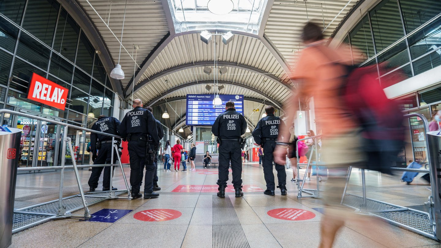 Polzisten stehen in einem Bahnhof. (Foto: dpa Bildfunk, picture alliance/dpa | Andreas Arnold)