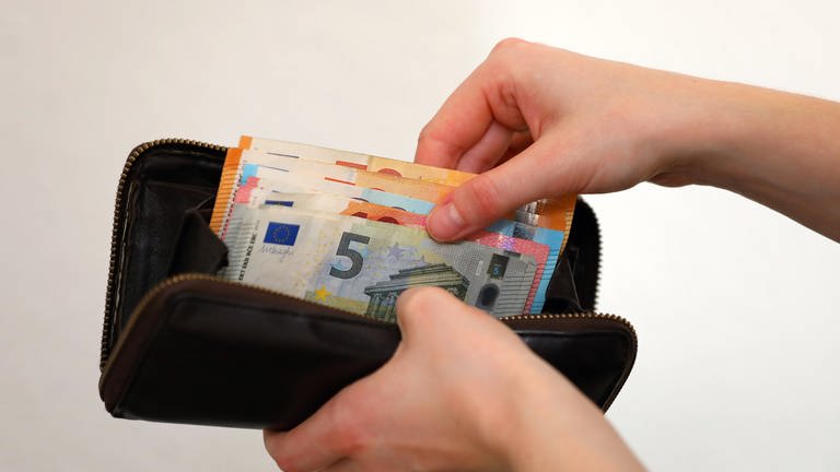 Geldscheine im Portemonnaie: Einige Berufsgruppen bekommen ab April 2023 mehr Gehalt. (Foto: dpa Bildfunk, picture alliance / pressefoto_korb | Micha Korb)