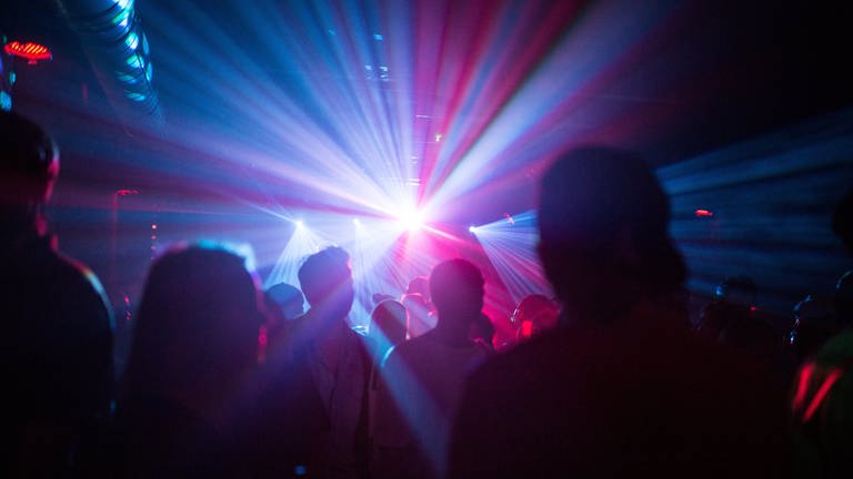Menschen tanzen in einem Club: Warum ist das an Karfreitag verboten? (Foto: dpa Bildfunk, picture alliance/dpa | Sophia Kembowski)