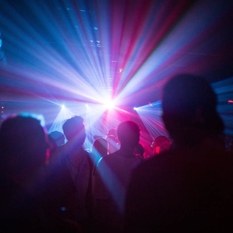 Menschen tanzen in einem Club: Warum ist das an Karfreitag verboten? (Foto: dpa Bildfunk, picture alliance/dpa | Sophia Kembowski)