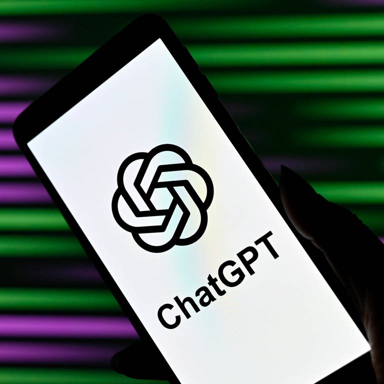 Ein Handy, auf dem das ChatGPT-Logo abgebildet ist (Foto: IMAGO, IMAGO/Panama Pictures)